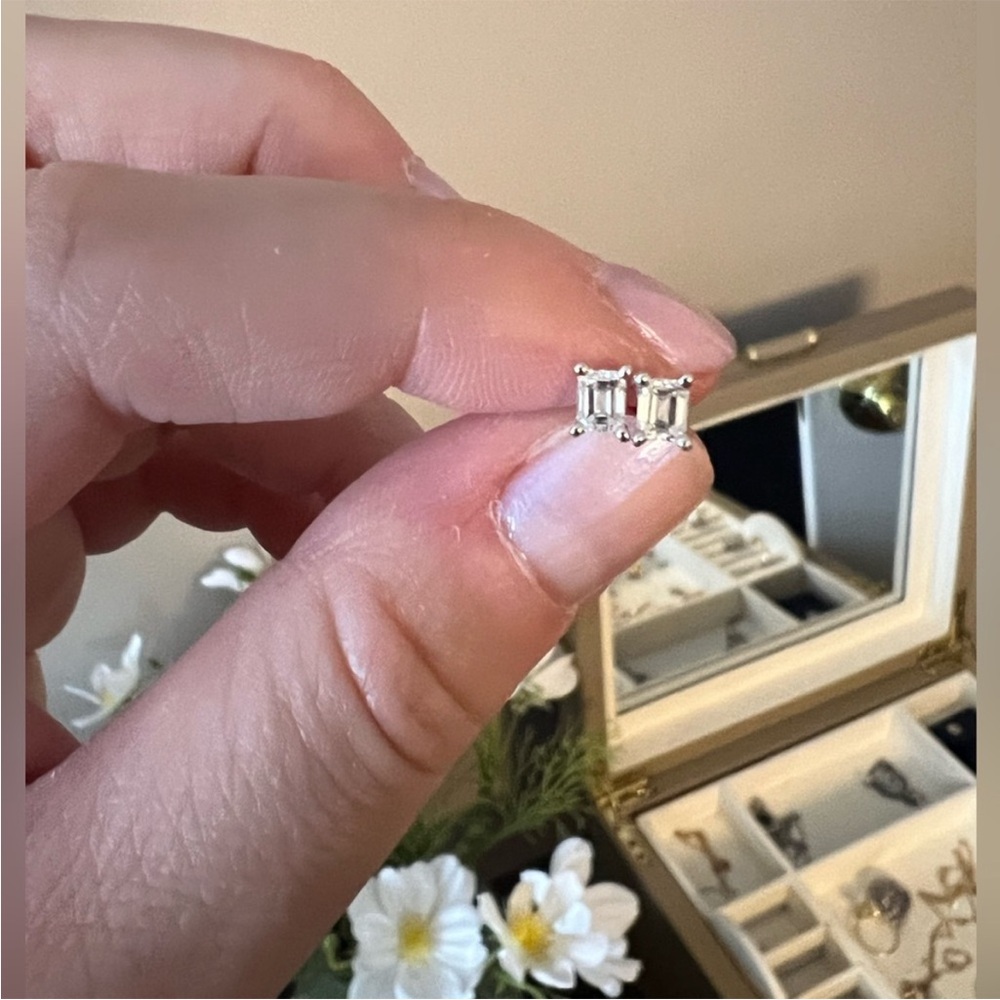 *SOLD DO NOT BUY* Diamond White Gold Studs